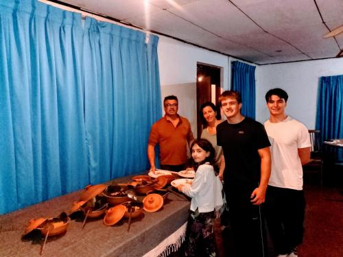 un grupo de personas de pie junto a una mesa con comida en Ancient Grand Villa, en Pinnawala