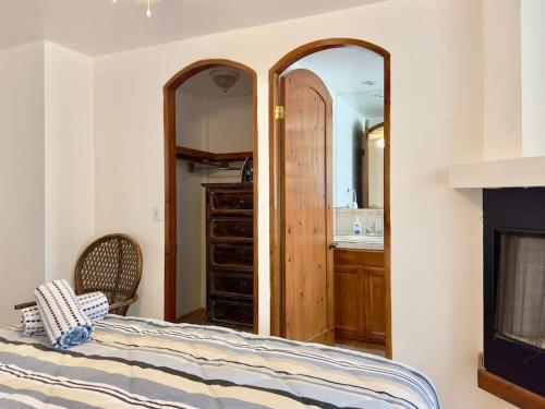 1 dormitorio con 1 cama y 2 espejos grandes en Puerto Nuevo Villa Las Conchas 2BR 2 BA with pool, en Raulis