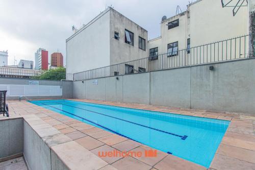 a swimming pool on the side of a building at Flat na Bela Cintra duas quadras da Av Paulista in Sao Paulo