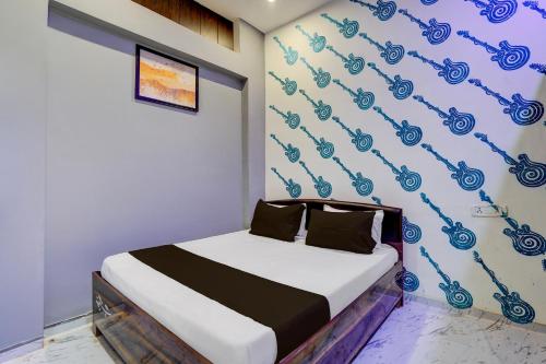 Ένα ή περισσότερα κρεβάτια σε δωμάτιο στο SPOT ON Surya Hotel