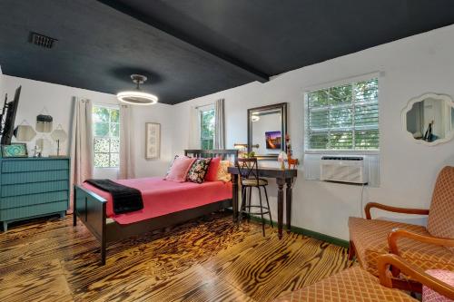 a bedroom with a bed and a desk in it at Artsy 2BR, Near FSU & Downtown in Tallahassee