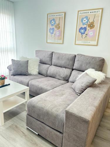 a living room with a couch and a table at Summer Malpica - calma junto al mar in Malpica