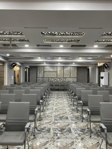 Zona de afaceri și/sau sala de conferințe de la Grand Blu Hotel