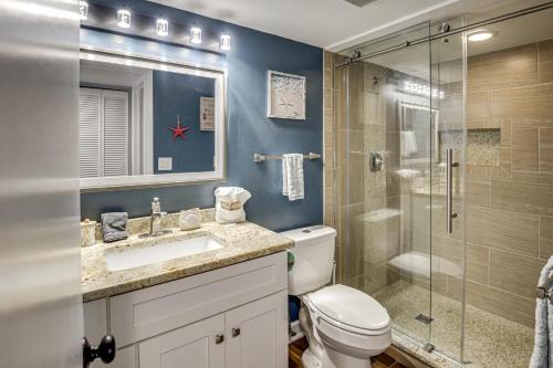 Koupelna v ubytování Oceanfront, Heated Pool Shores Club Condo!