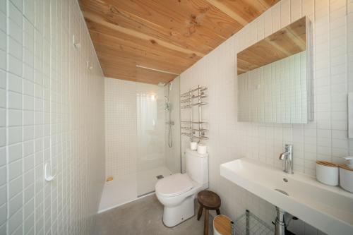 Un baño blanco con inodoro y lavabo. en Cala Cabin - Heart of Arcachon & beaches on foot!, en Arcachon