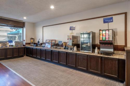 een restaurant met een balie met een kassa bij Best Western Battlefield Inn in Manassas