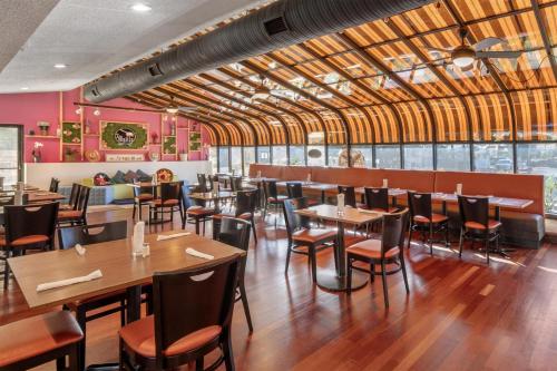 a restaurant with wooden floors and tables and chairs at Best Western Battlefield Inn in Manassas