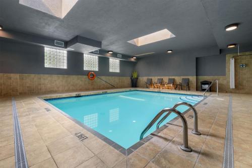a large swimming pool in a large room at Best Western King George Inn & Suites in Surrey