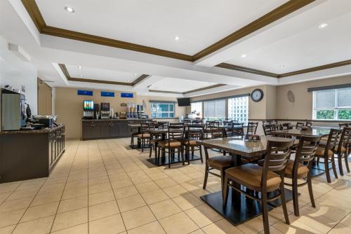 ein großes Esszimmer mit Tischen und Stühlen in der Unterkunft Best Western King George Inn & Suites in Surrey