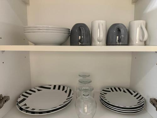 Cuisine ou kitchenette dans l'établissement Livincci - Luxury Studio Burj Khalifa View - 12