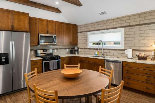 una cocina con una mesa de madera con un tazón. en Updated Downtown home next to NAU, en Flagstaff