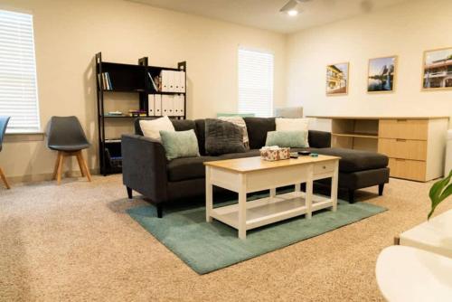 オースティンにあるTesla Luxe Retreat Sleeps 10のソファとコーヒーテーブルのあるリビングルーム