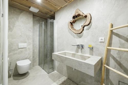 ein Badezimmer mit Waschbecken und Toilette in der Unterkunft Premium By Míra Hejda in Vítkovice