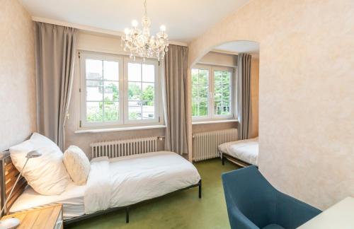 a room with two beds and a chandelier at Haus mit großen Garten in Dreieich