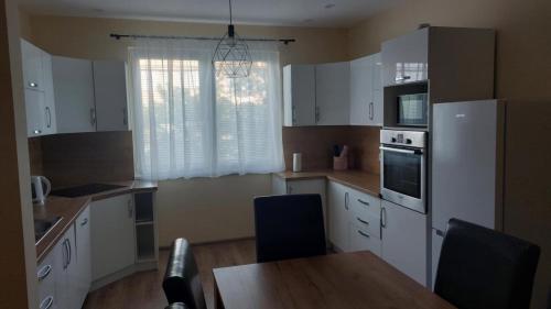 Dapur atau dapur kecil di Konstantin Apartman
