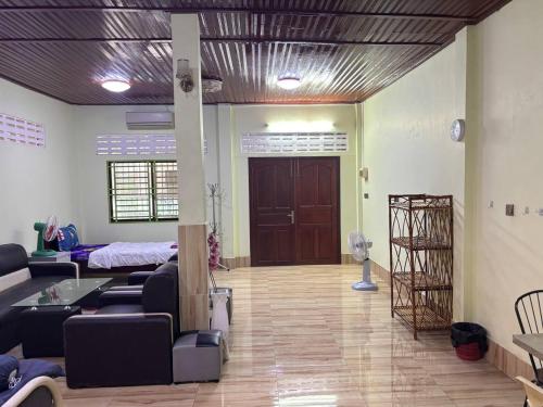 una sala de estar con un sofá y una mesa en Sobrat One, en Phnom Penh