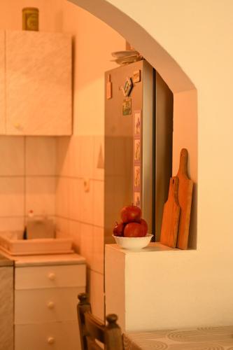 a kitchen with a bowl of fruit on a counter at Kuća Lavanda in Drežnjak