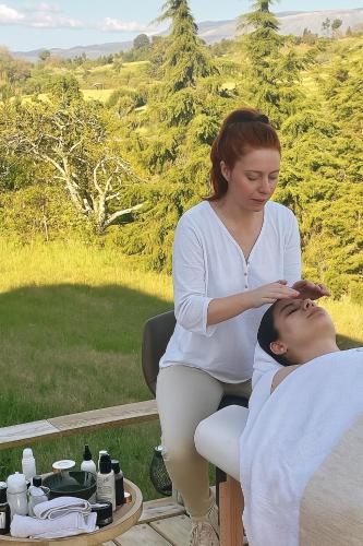 a woman is cutting a womans hair in front of a woman at Quinta de Natureza in Nabais