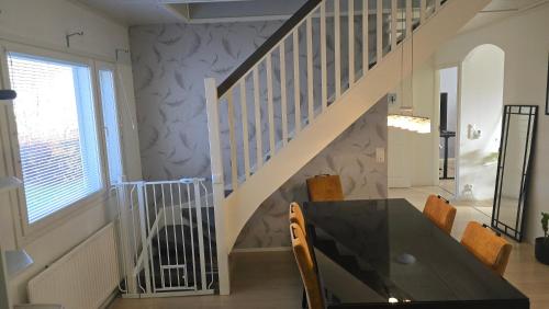 صورة لـ 120n Villa Hietala paritalo, 1-8henkilön LUXUS majoitus, 3x160cm jenkkisängyt Löhösohvat, iso takaterassi, täyd keittiö Kodink, laatu sauna, Takka, Tv 75" x2, 2wc, autokatos, avainboxi koodilla, itsekirjaus 24h, wifi ja 500mb kuitunetti, kuivaava pesukone في سينايوكي