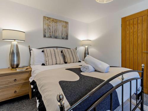 Postel nebo postele na pokoji v ubytování 2 Bed in Aberaeron 96072