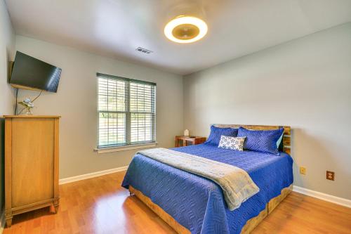 Nocho Parkにある2 Mi to Dtwn Greensboro Pet-Friendly Retreat!のベッドルーム(青いベッド1台、テレビ付)