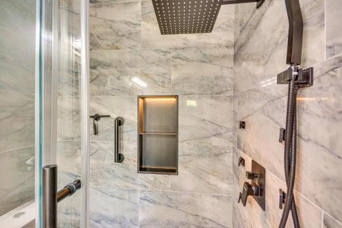 Nocho Parkにある2 Mi to Dtwn Greensboro Pet-Friendly Retreat!のガラスドア付きのシャワー付きのバスルーム