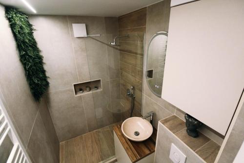 een badkamer met een douche en een toilet. bij DaVinci Apartment with Self Check-In in Târgu-Mureş