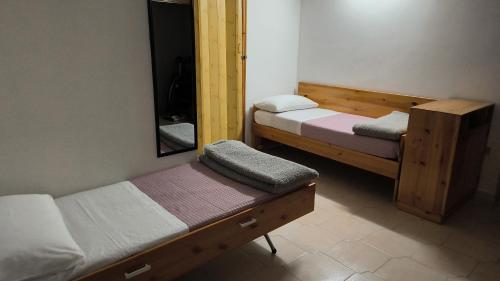 a room with two bunk beds and a mirror at casa vacanza con terrazza secondo piano in Laterza