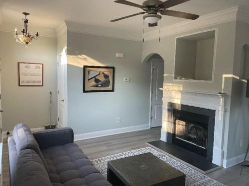 Posezení v ubytování Cozy Corner Townhome