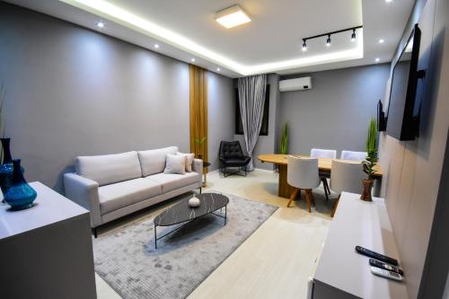 a living room with a couch and a table at Hotel Plaza Sul in Caràzinho