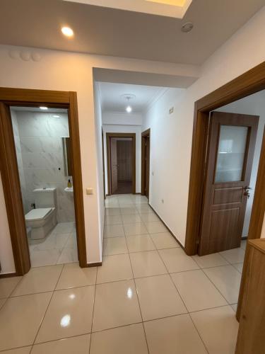 Un baño amplio con inodoro y lavabo en Belle vue, en Abiyán