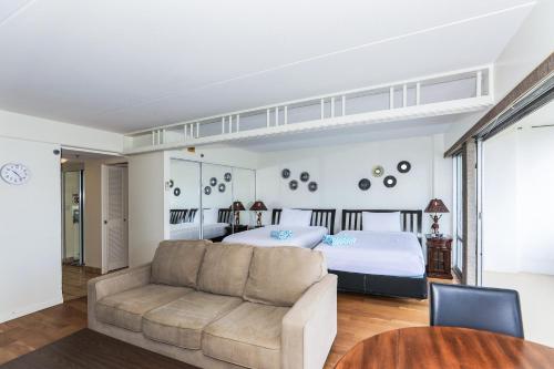 un salon avec un canapé et un lit dans l'établissement Ilikai Tower 1113 - Fully furnished condo with FREE wifi, à Honolulu