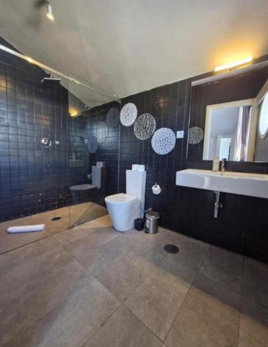 a bathroom with a toilet and a sink at Blue Orange Porto Apart in Porto