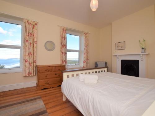 Postel nebo postele na pokoji v ubytování 2 Bed in Westward Ho 66472