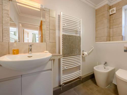 ein weißes Badezimmer mit Waschbecken und Toilette in der Unterkunft 4 Bed in Ogmore-By-Sea 87141 in Saint Brides Major