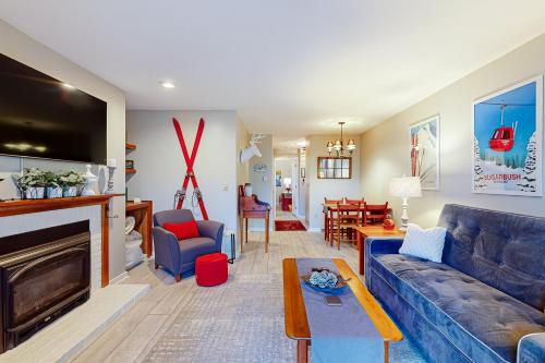 Una sala de estar con un sofá y una chimenea. en Salt Mountain Condo, en Warren