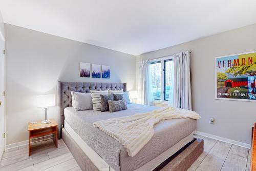 Un dormitorio con una cama grande y una ventana. en Salt Mountain Condo, en Warren