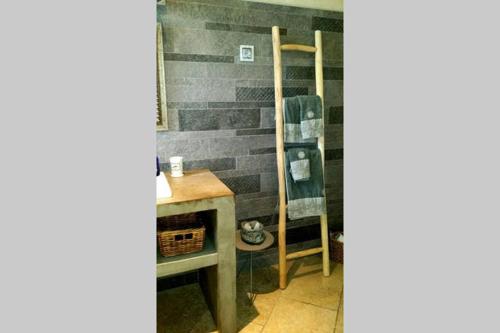 - une salle de bains avec une échelle à côté d'un bureau et d'un lavabo dans l'établissement Fontaine de Cérier, à Castillon-du-Gard