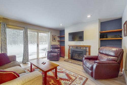 un salon avec un canapé et une cheminée dans l'établissement Mountain Breeze, à Warren