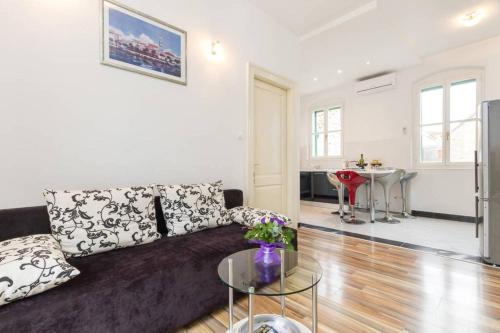 Apartment Central Old town with private indoor garage parking