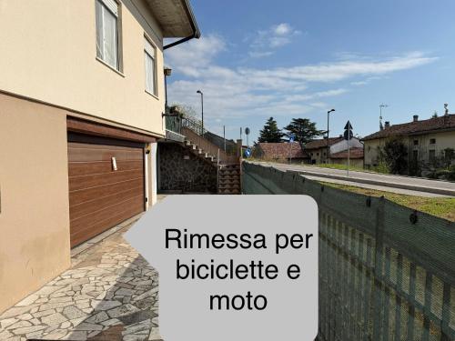 a sign on a fence in front of a house at Appartamento " Le Farfalle " in Santorso