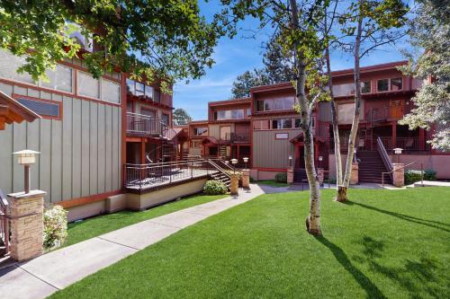Un edificio de apartamentos con césped delante. en Tamarron Lodge #753, en Rockwood