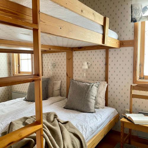 a bedroom with two bunk beds and a desk at Stugan i Åsvallen in Tänndalen