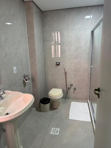 a bathroom with a shower and a toilet and a sink at "Hotel Paramount" Próximo a 25 Março, Brás, Bom Retiro, Exporcenter Norte e Distrito do Anhembi, Perto Metro Republica e Luz ' TEMOS ESTACIONAMENTO NO HOTEL" in São Paulo
