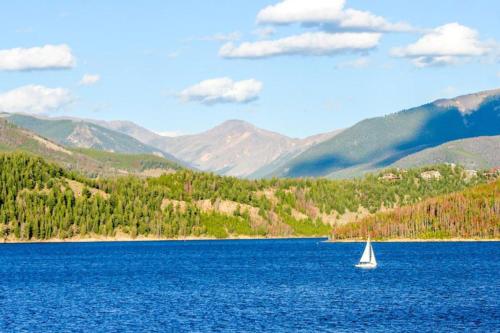 ein Segelboot mitten auf einem großen blauen See in der Unterkunft Silvermill Lodge 8295 in Snake River Health Services Incorporated Heliport