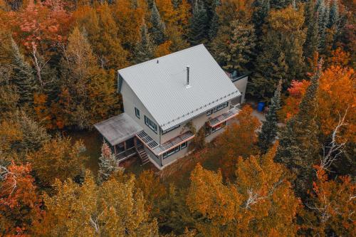 an aerial view of a house in the woods at Cottage 67 des Cervidés in Eastman