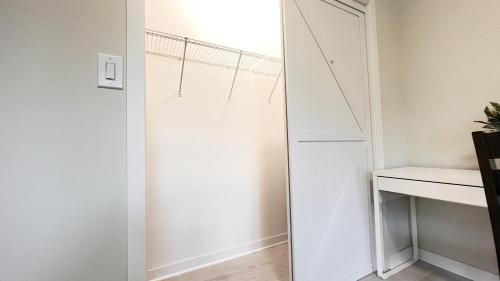 - Armario blanco con espejo en la habitación en Modern Room with En Suite Bath Yonge Finch Sub, en Toronto