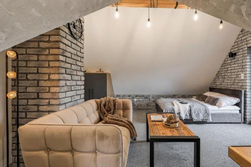 una sala de estar con un sofá y una cama en Rozeta, en Jurgów