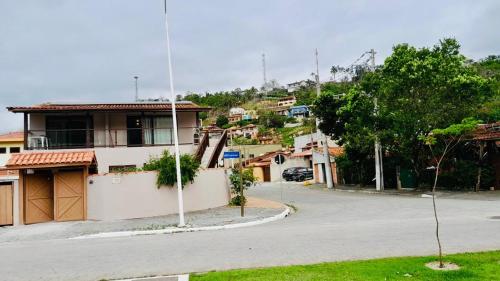 an empty street in a small town with houses at Chalé em Ilhabela 02 in Ilhabela