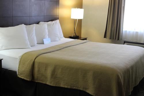 Katil atau katil-katil dalam bilik di Days Inn by Wyndham Columbia Mall